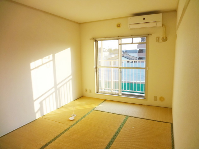 Living and room. Guests can relax in the Japanese-style room