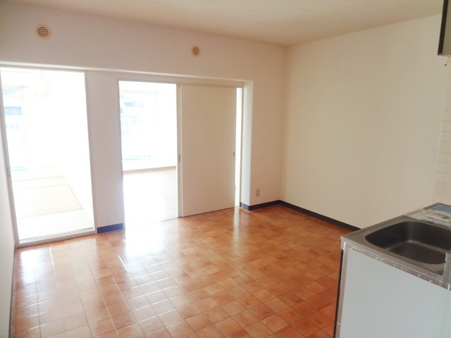 Living and room. Yang is enters easy DK