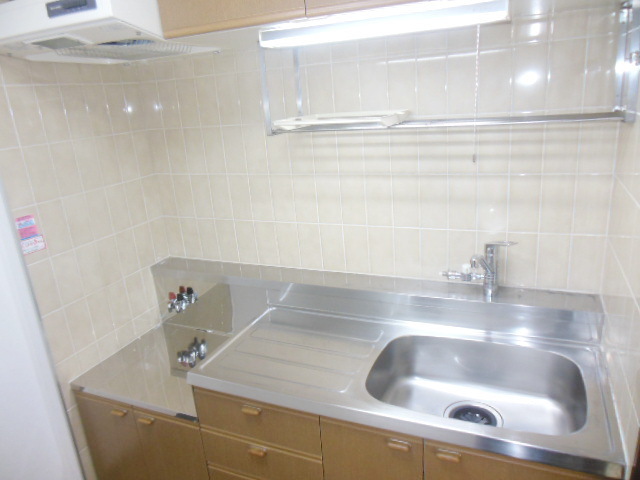 Kitchen. Dishes get on system Kitchen