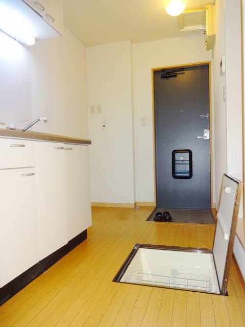 Kitchen. There is also under-floor storage ☆