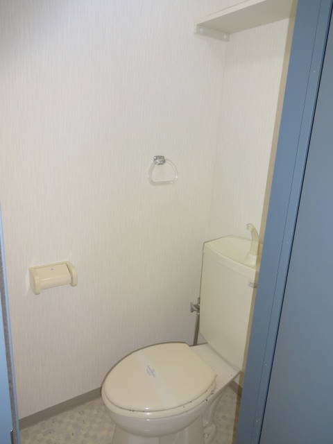 Toilet. There is also a storage shelf ☆