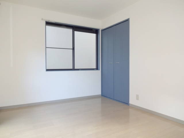 Other room space. It is a two-sided lighting in the corner room