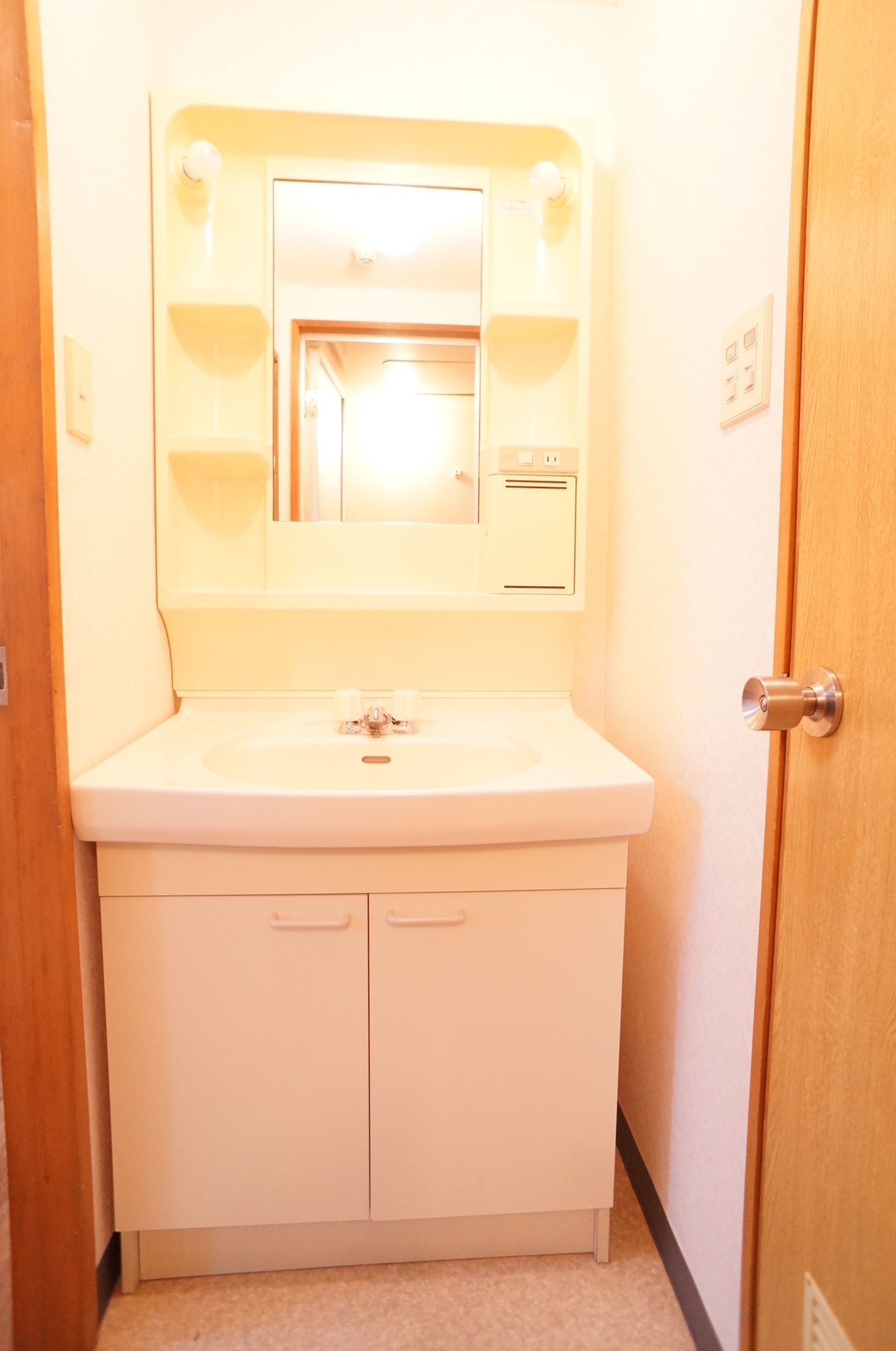 Washroom. Independent wash basin