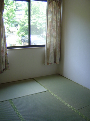 Living and room. Reference is a picture