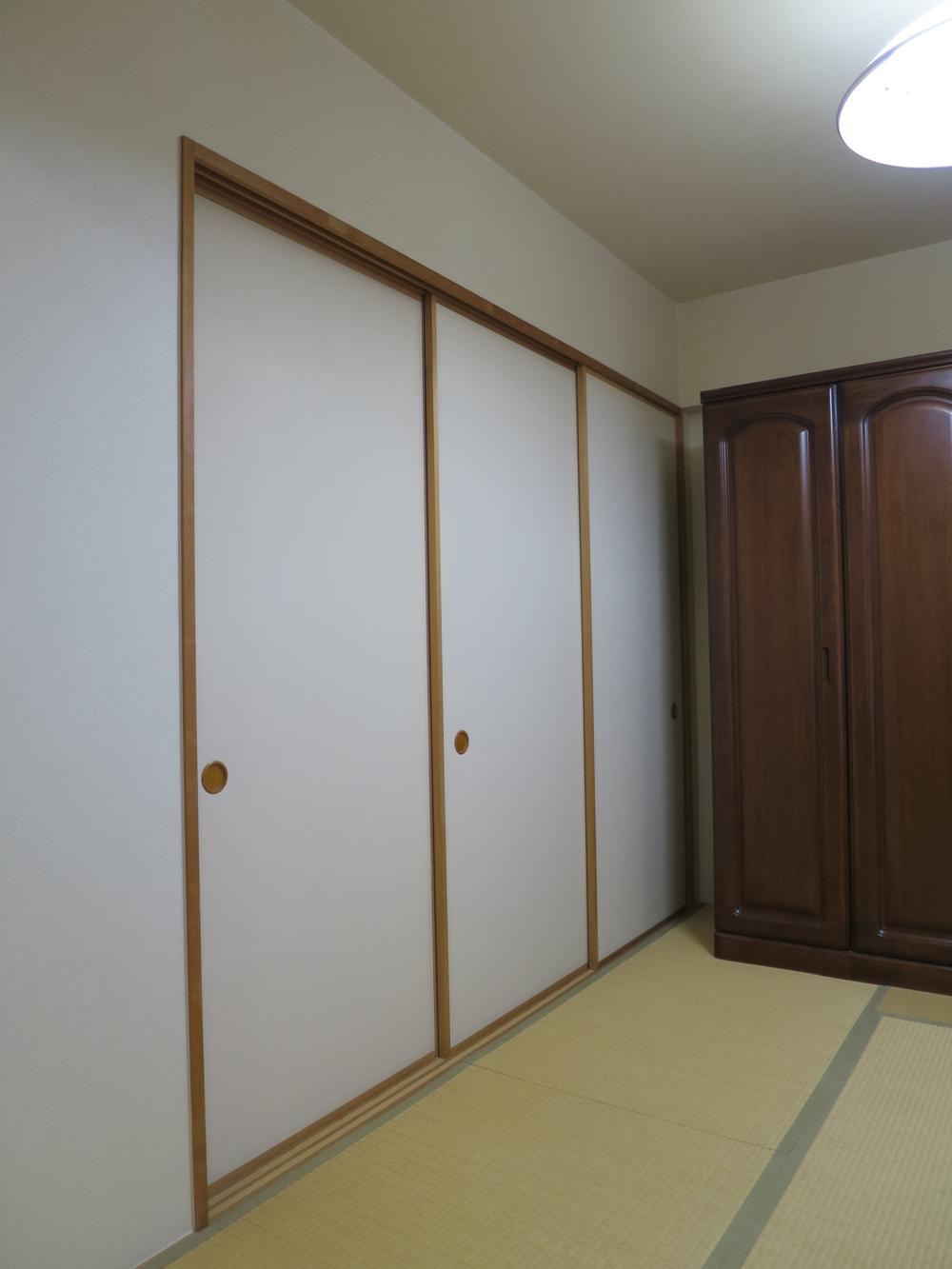 Non-living room. Closet of the Japanese-style room is housed is large because there half between 1.