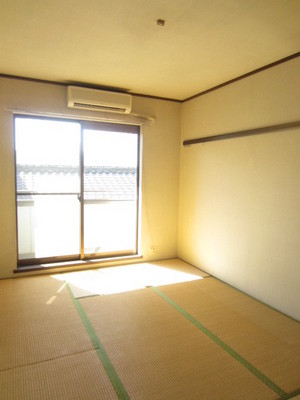 Living and room. South-facing Japanese-style room 6 quires