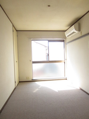 Living and room. Closet has Western-style 6 Pledge