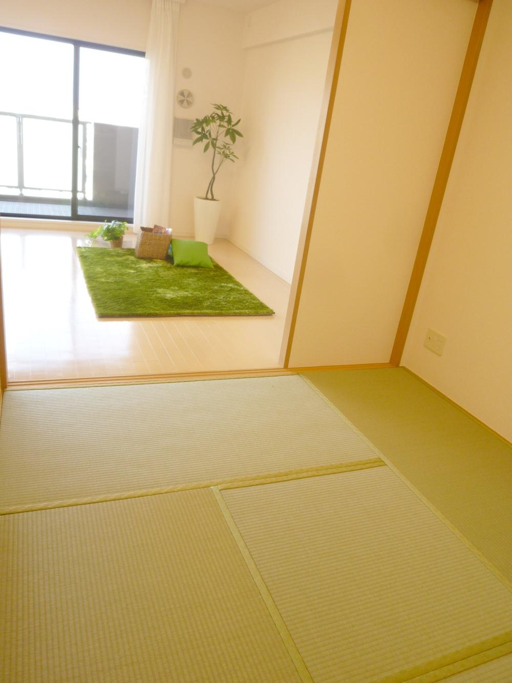 Non-living room. Also available as Tsuzukiai of living