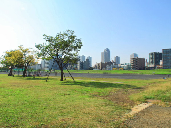 Surrounding environment. Tama River green space (about 1740m ・ 22 minutes walk)