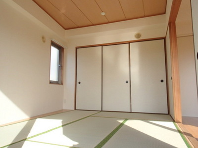 Living and room. Japanese-style room 6 quires 1 between the housing and the two sides lighting