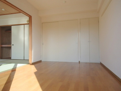 Living and room. The opening of a Japanese-style room is also widely open floor plan