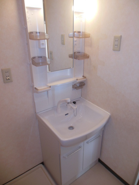 Washroom. Independent wash basin