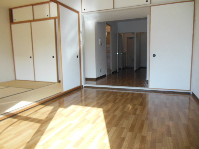 Living and room. Bright even 1F!