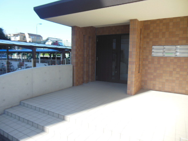 Entrance. ◇ Fashionable entrance ◇