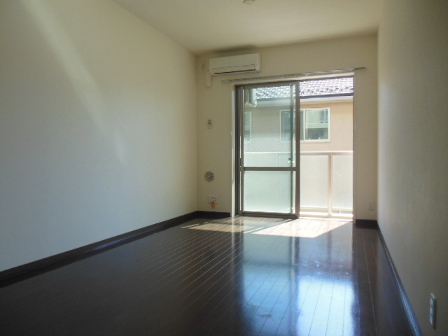 Living and room. ◇ Bright living room ◇