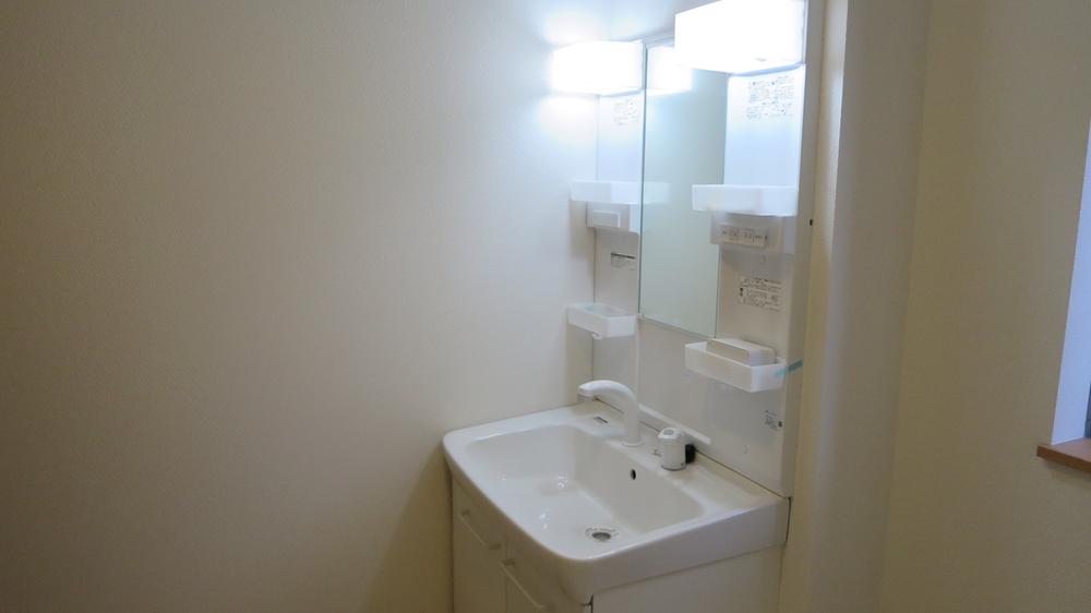 Wash basin, toilet. Indoor (10 May 2013) Shooting