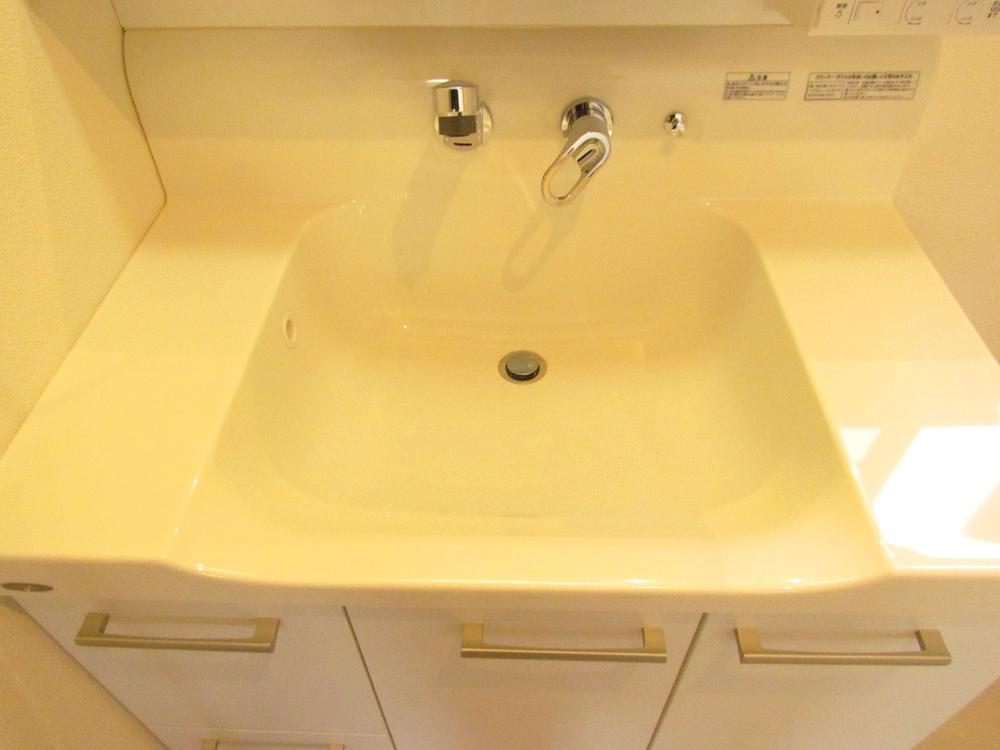 Wash basin, toilet. Large vanity water red is also hard luck