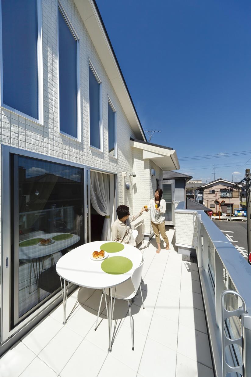 Balcony. Rather than the space of just to hang out the laundry, It was considered as a second living room to spend together with family, Spacious balconies, such as the patio. Guests can enjoy a meal in the gardening and family, Inviting friends open a cafe, etc. ・  ・