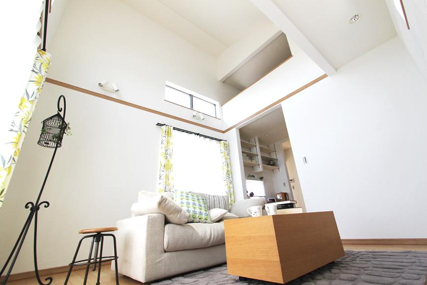 Same specifications photos (living). Airy Ya obtained from the ceiling of the height, This lighting is attractive from the large windows. Only there is a deep-rooted popular floor plans of single-family unique!