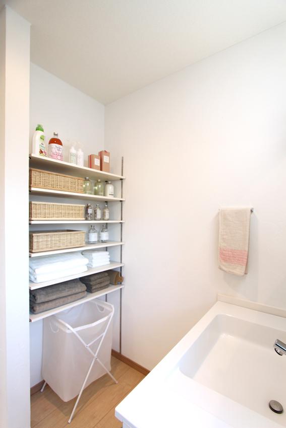 Wash basin, toilet. Towels and laundry goods, Convenient open rack storage and bath goods. Because it is directly connected to the bathroom and wash basin, Hair dressing and cosmetics that use of the family, It will also be smoothly dressed to put the underwear.
