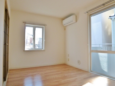 Living and room. South Western-style. With bay windows in the southeast angle room