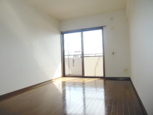 Other room space. Intimate Western-style 7.2 Pledge