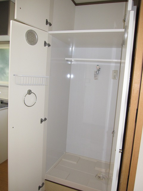 Other Equipment. Door with Laundry Area It comes with a shelf Toka basket
