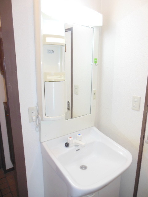 Washroom. Independent wash basin