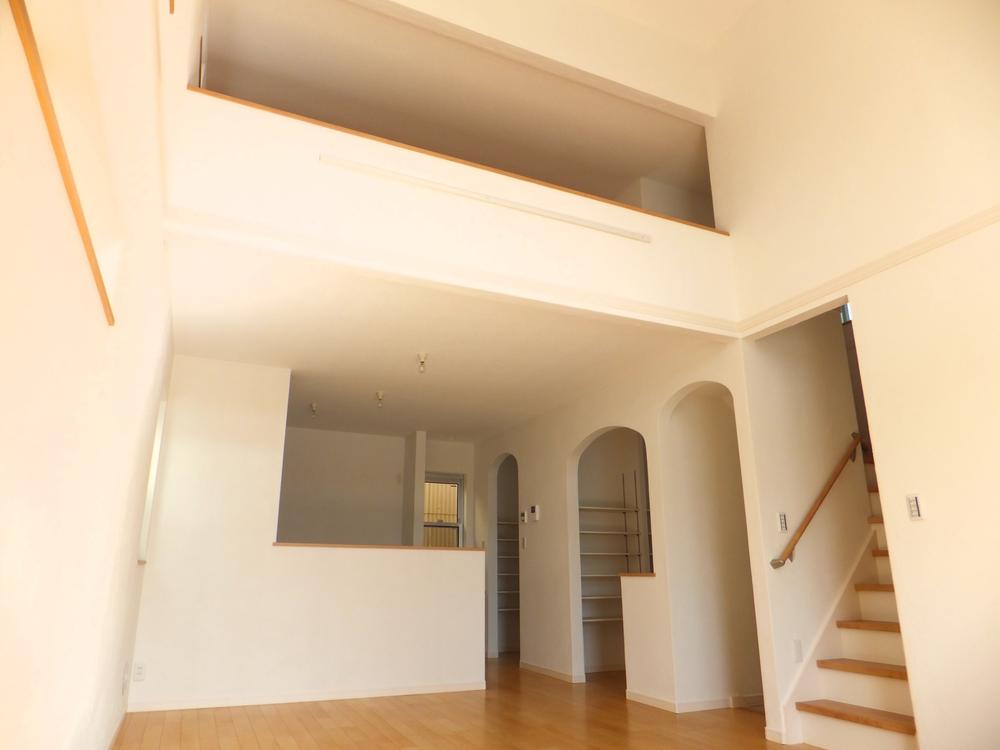 Living. Vaulted ceiling and loft is impressive. It is a feeling of opening tenths of LDK.