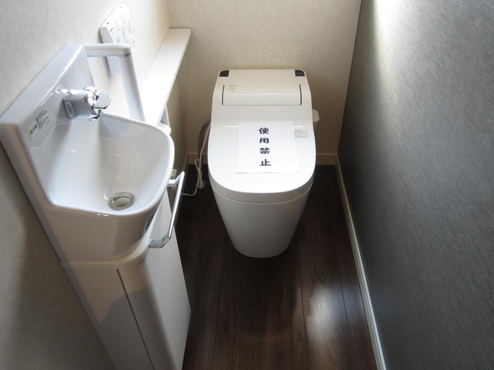 Toilet. Room B