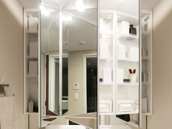 Bathing-wash room.  [Three-sided mirror with vanity] It has adopted a three-sided vanity with a mirror with the combined three-sided mirror under mirror for children's eyes. Ensure the storage rack on the back side of the three-sided mirror. You can organize clutter, such as skin care and hair care products.