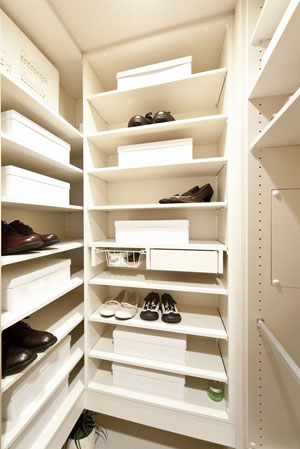 Receipt.  [Shoes closet] It has established a large shoe closet that can enter and leave with one's shoes on. Not only footwear, Also it can be stored those bulky.  ※ It has been established and distribution board to the top.  ※ R-F type only.