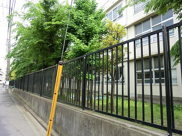 Junior high school. 1360m to the Kawasaki Municipal Nishinakahara junior high school