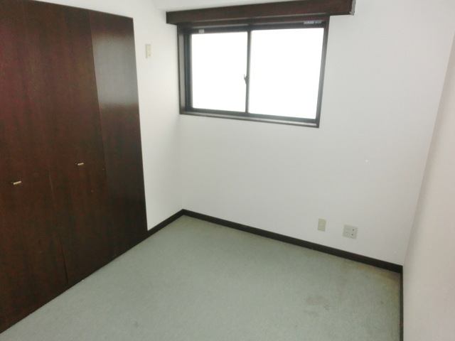 Other room space. Is a 2-sided lighting angle room