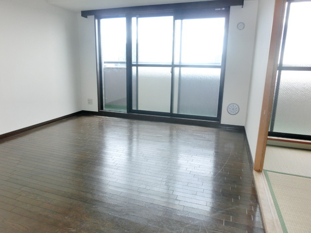 Living and room. 14 Pledge of spacious LDK
