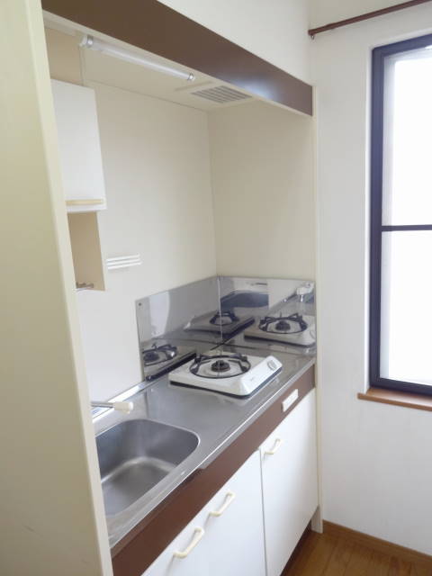 Kitchen. Ventilation in the kitchen there is also a window ◎