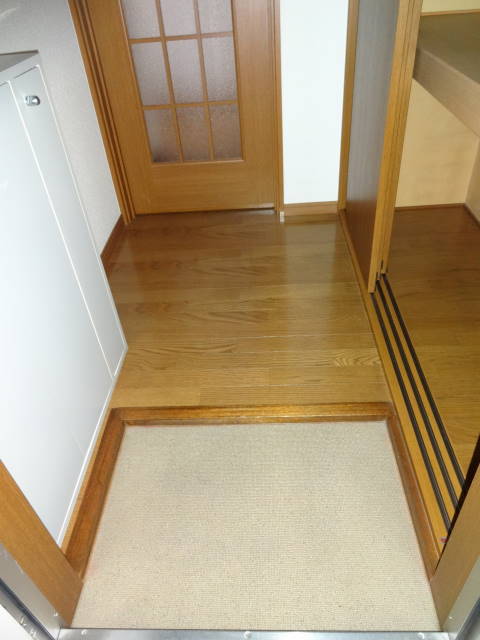 Entrance. There is also a large closet in the foyer and spacious ☆