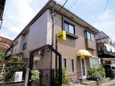 Building appearance. Living environment favorable