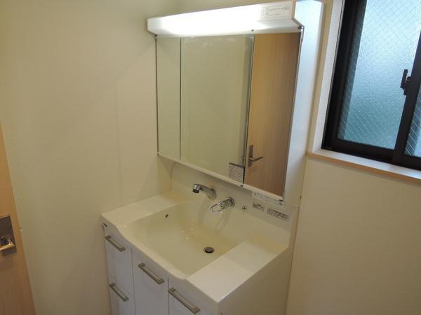 Wash basin, toilet. Interior