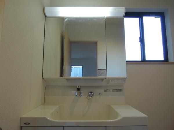 Wash basin, toilet. Interior