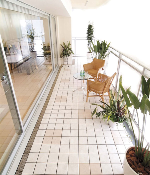 Living.  [balcony] The maximum depth of a balcony of about 2m. Indoor and connection as an open living, It will produce a sense of openness.  ※ In the apartment gallery, Balcony of the equipment can be confirmed. (The room is different from the one of this sale)