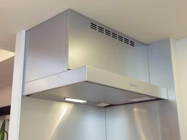 Kitchen.  [Current plate with a range hood] With the current plate to increase the suction force of the exhaust fan, Steam or hot air, Strong exhaust soot. Air flow is switched in three stages. (Same specifications)