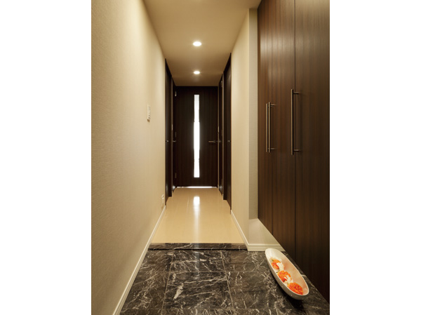 Interior.  [Elegance drifts natural marble paste of entrance] The entrance is the residence of the face, Natural marble tiled was gracefully directed to the floor and stile.  ※ In the apartment gallery, Entrance of the equipment can be confirmed. (The room is different from the one of this sale)