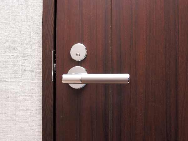 Security.  [Coin unlocking / Lever handle] With any chance of situation, Lock that can be locked from the inside, All adopted a type that can be unlocked with a single coin from the corridor side.