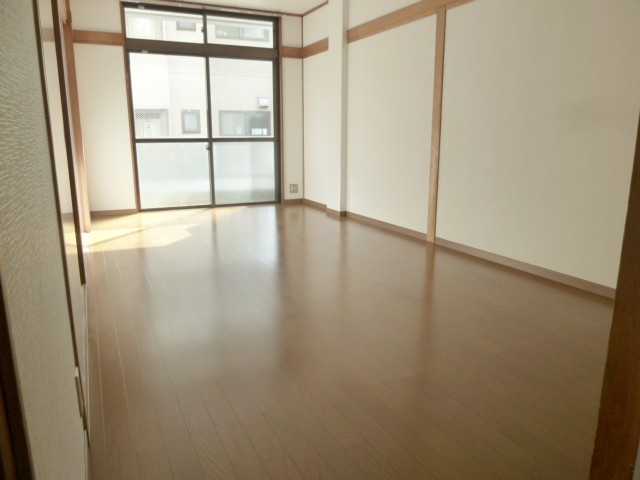 Living and room. Western-style rooms facing south