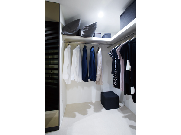 Western-style (1), About 1.3 tatami walk-in closet has been installed. Clothing not only, You can store plenty such as suitcases or golf bags. Also, Has also been installed closet is next to