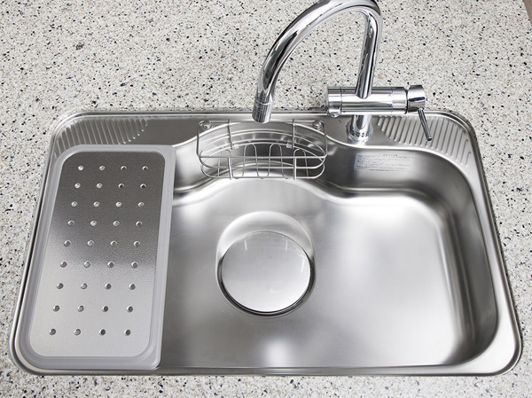 Kitchen.  [Large silent sink] Quiet design sink put a damping material to reduce the water sound. Also whole wash a big pot. Also, Also equipped with draining plate also become workbench. (Same specifications)