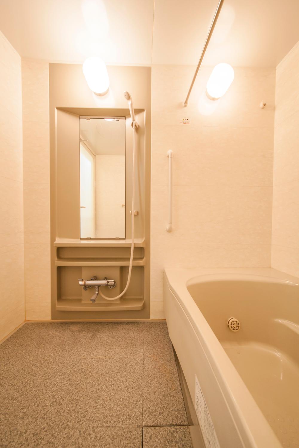 Bathroom. Spacious comfortable put 1620mm size of the tub (with bathroom ventilation dryer)