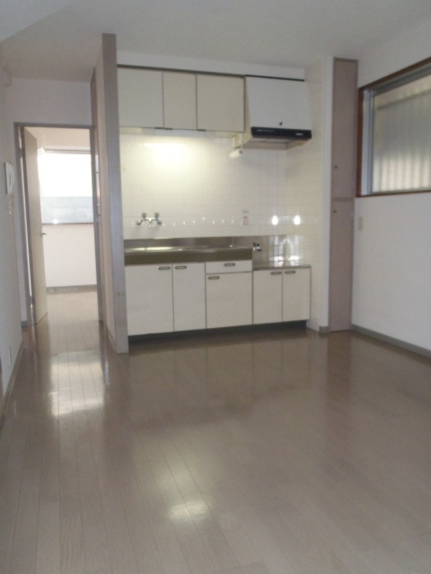 Living and room. Spread of dining kitchen 8.5 Pledge