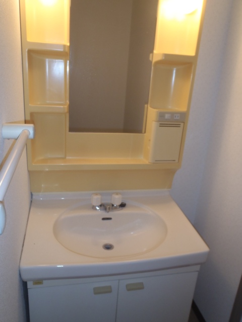 Washroom. Independent wash basin ・ There is also a dressing room space.